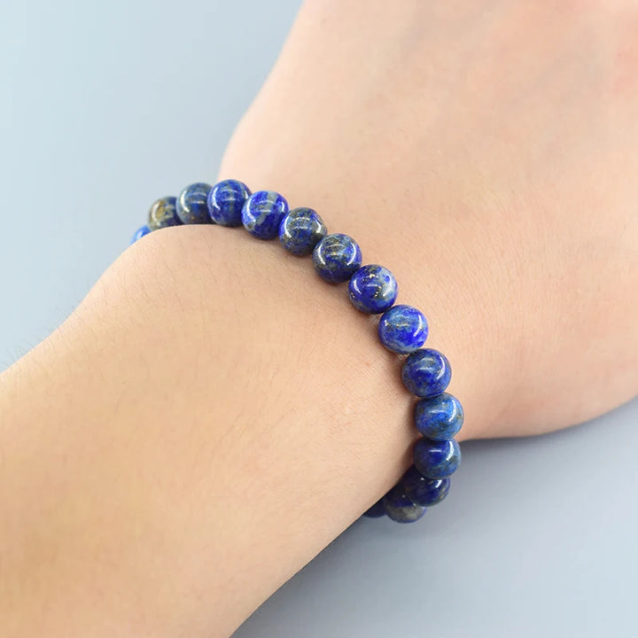 Bracelet en lapis lazuli porté au poignet pour protection