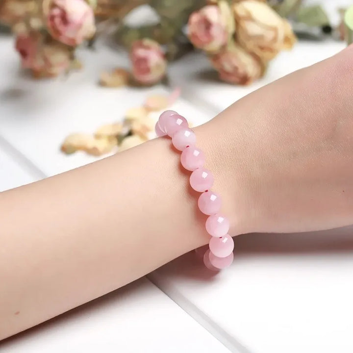 Bracelet en quartz rose porté par une femme