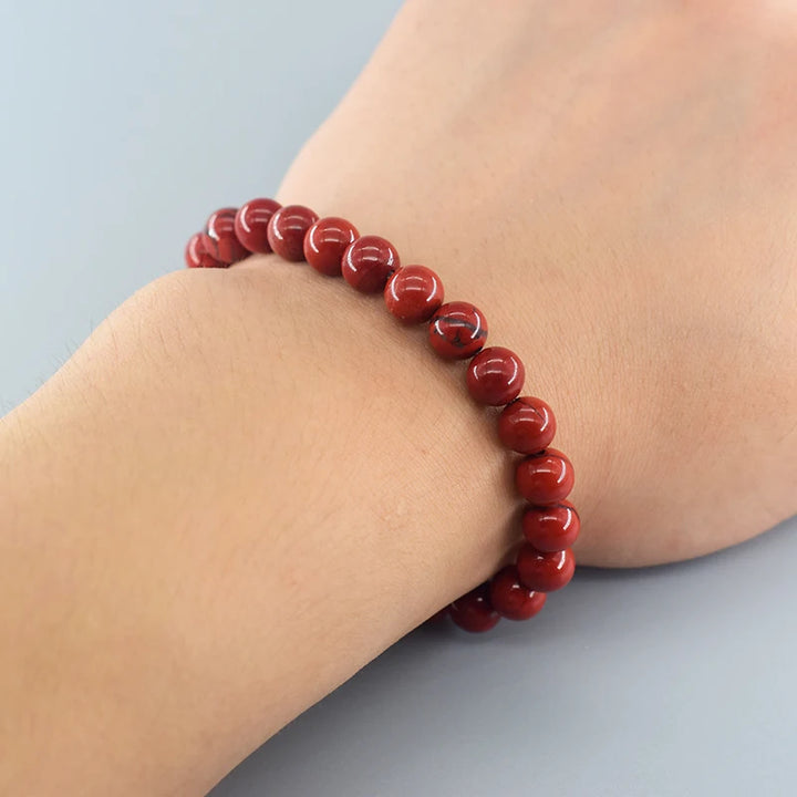 Bracelet reiki en jaspe rouge porté au poignet